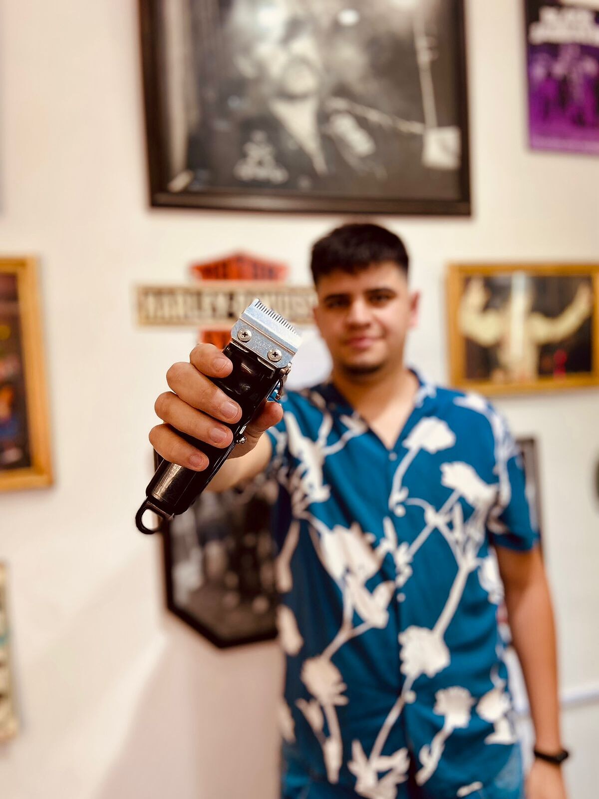 Barbero de La Guarida Barbería con máquina de corte