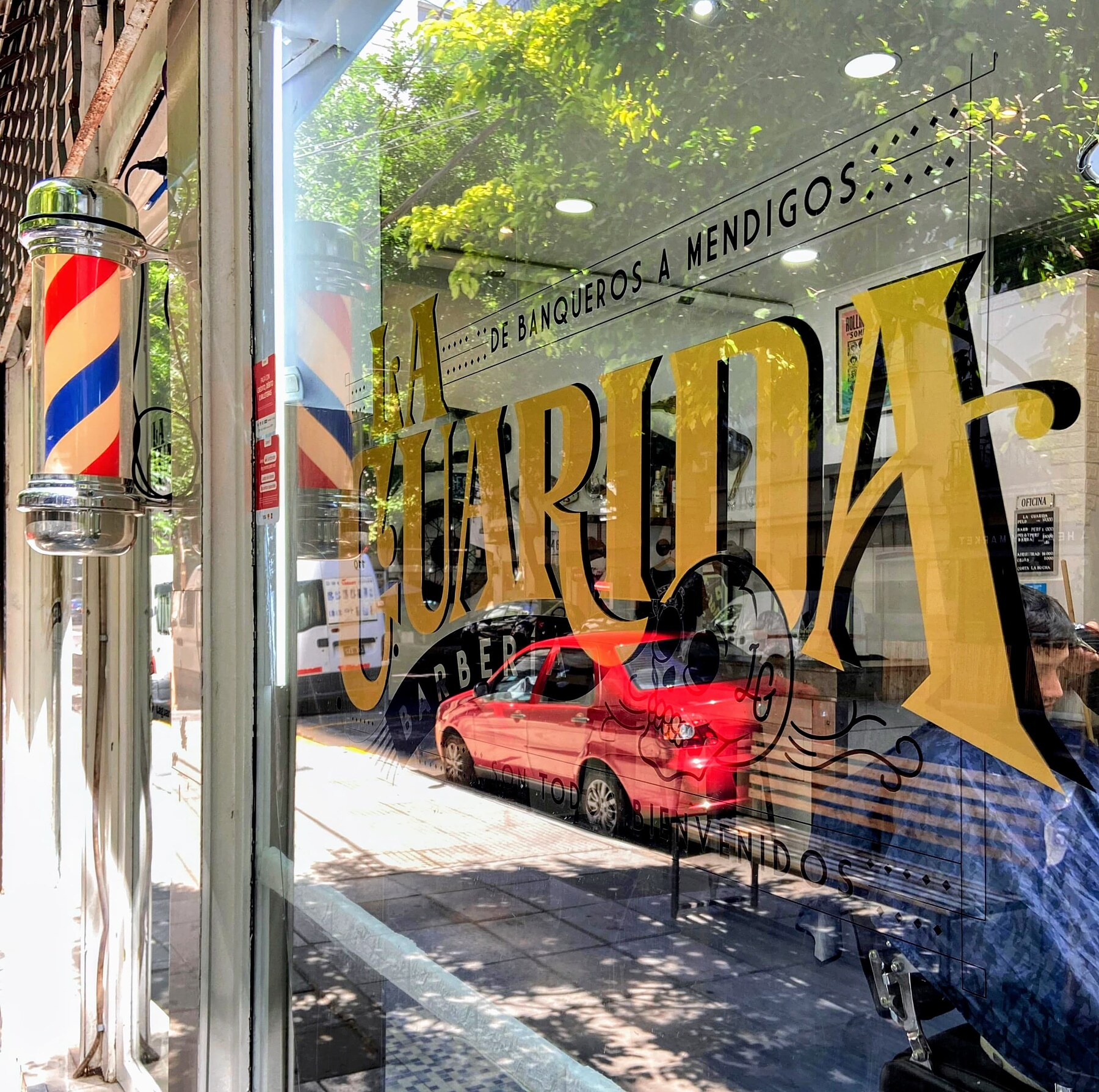 Vidriera de La Guarida Barbería sobre Sánchez de Bustamante
