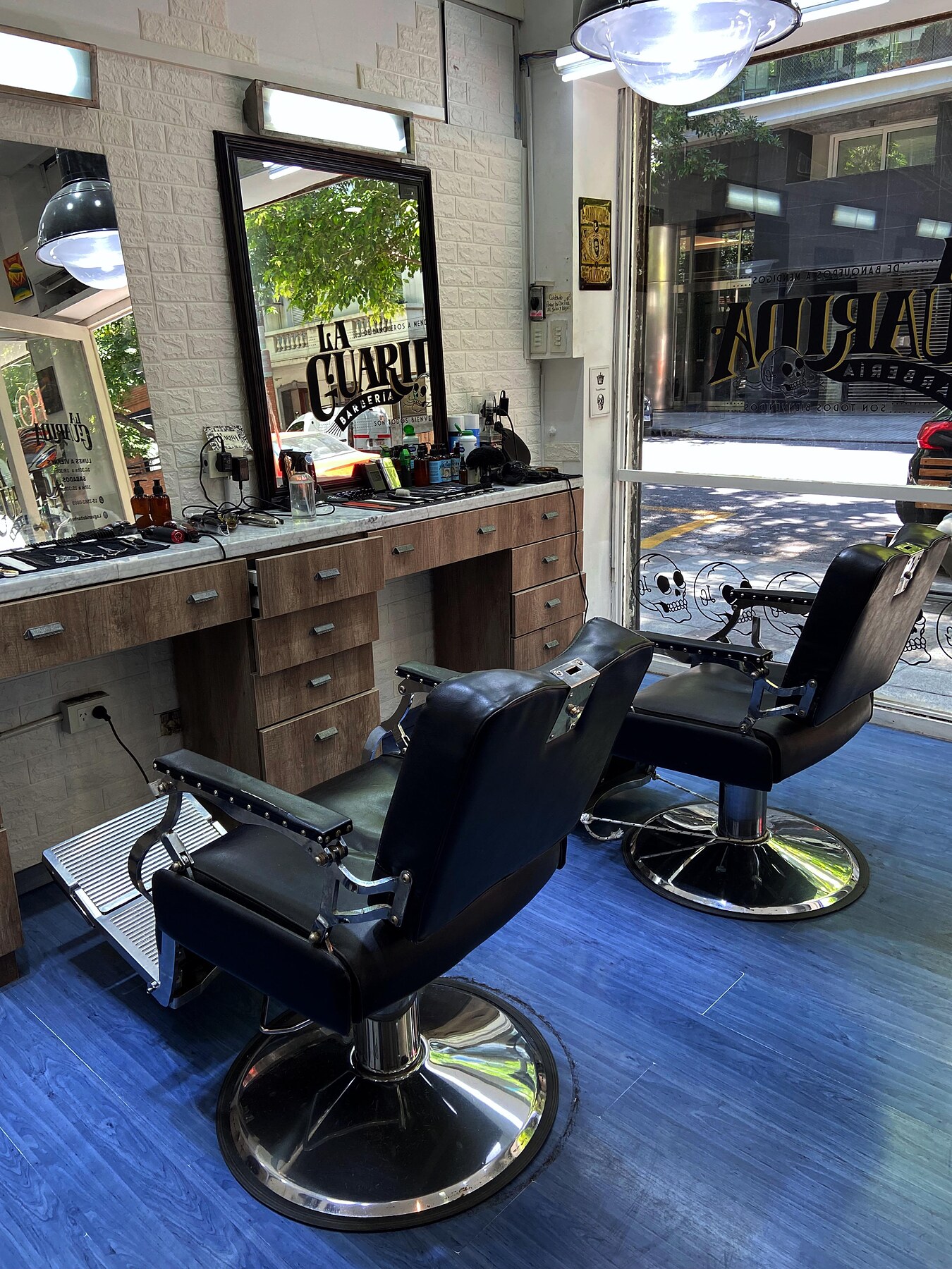 Interior de La Guarida Barbería con sillones clásicos